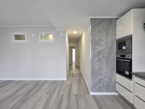 Apartamento T2 em Oeiras | Totalmente remodelado + Varanda