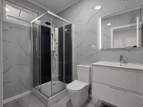 Apartamento T2 em Oeiras | Totalmente remodelado + Varanda