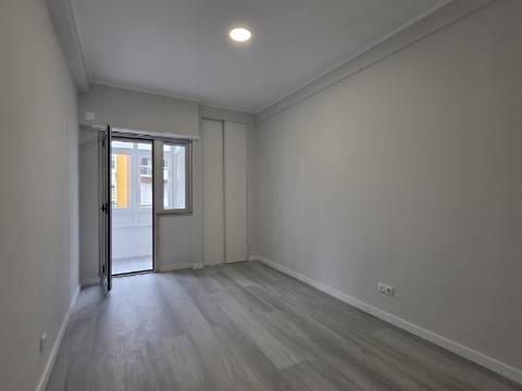 Apartamento T2 em Oeiras | Totalmente remodelado + Varanda