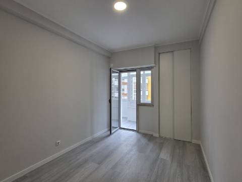 Apartamento T2 em Oeiras | Totalmente remodelado + Varanda