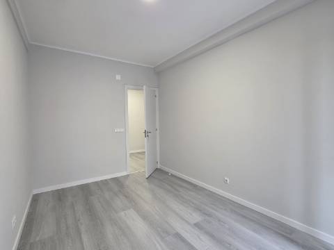Apartamento T2 em Oeiras | Totalmente remodelado + Varanda