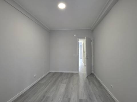 Apartamento T2 em Oeiras | Totalmente remodelado + Varanda