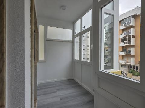Apartamento T2 em Oeiras | Totalmente remodelado + Varanda