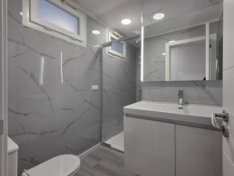 Apartamento T2 em Oeiras | Totalmente remodelado + Varanda