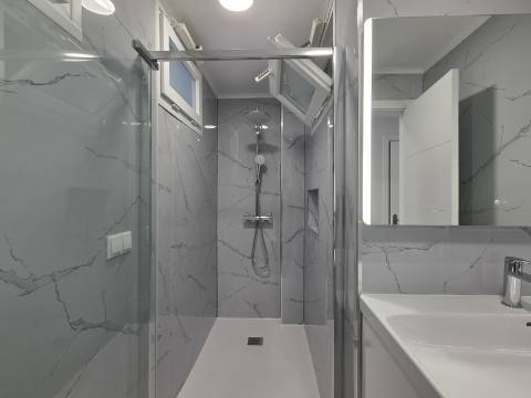 Apartamento T2 em Oeiras | Totalmente remodelado + Varanda