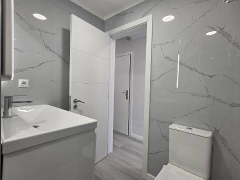 Apartamento T2 em Oeiras | Totalmente remodelado + Varanda