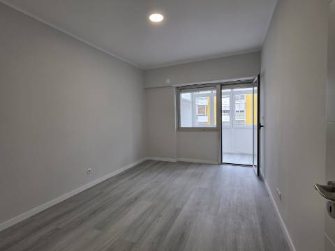 Apartamento T2 em Oeiras | Totalmente remodelado + Varanda