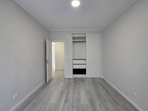 Apartamento T2 em Oeiras | Totalmente remodelado + Varanda