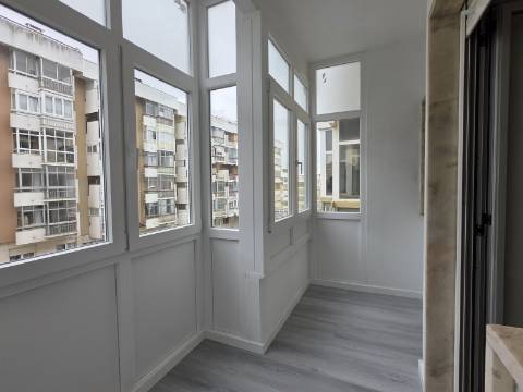 Apartamento T2 em Oeiras | Totalmente remodelado + Varanda