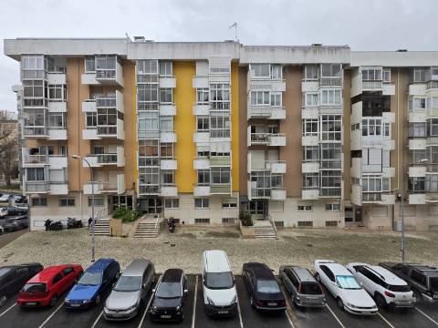 Apartamento T2 em Oeiras | Totalmente remodelado + Varanda