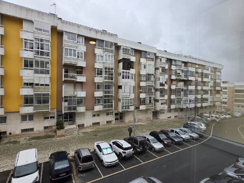 Apartamento T2 em Oeiras | Totalmente remodelado + Varanda