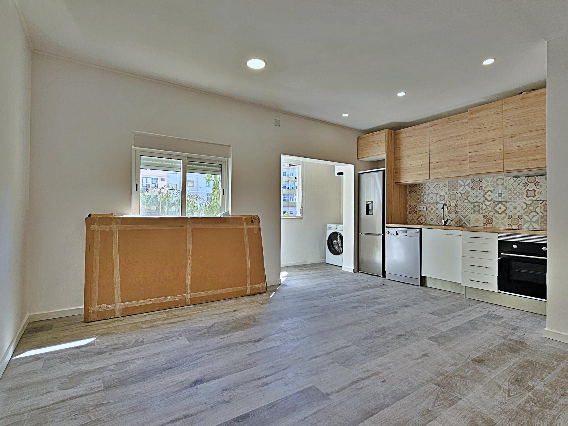 Apartamento T2 totalmente remodelado na Baixa da Banheira.