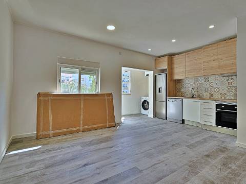 Apartamento T2 totalmente remodelado na Baixa da Banheira.