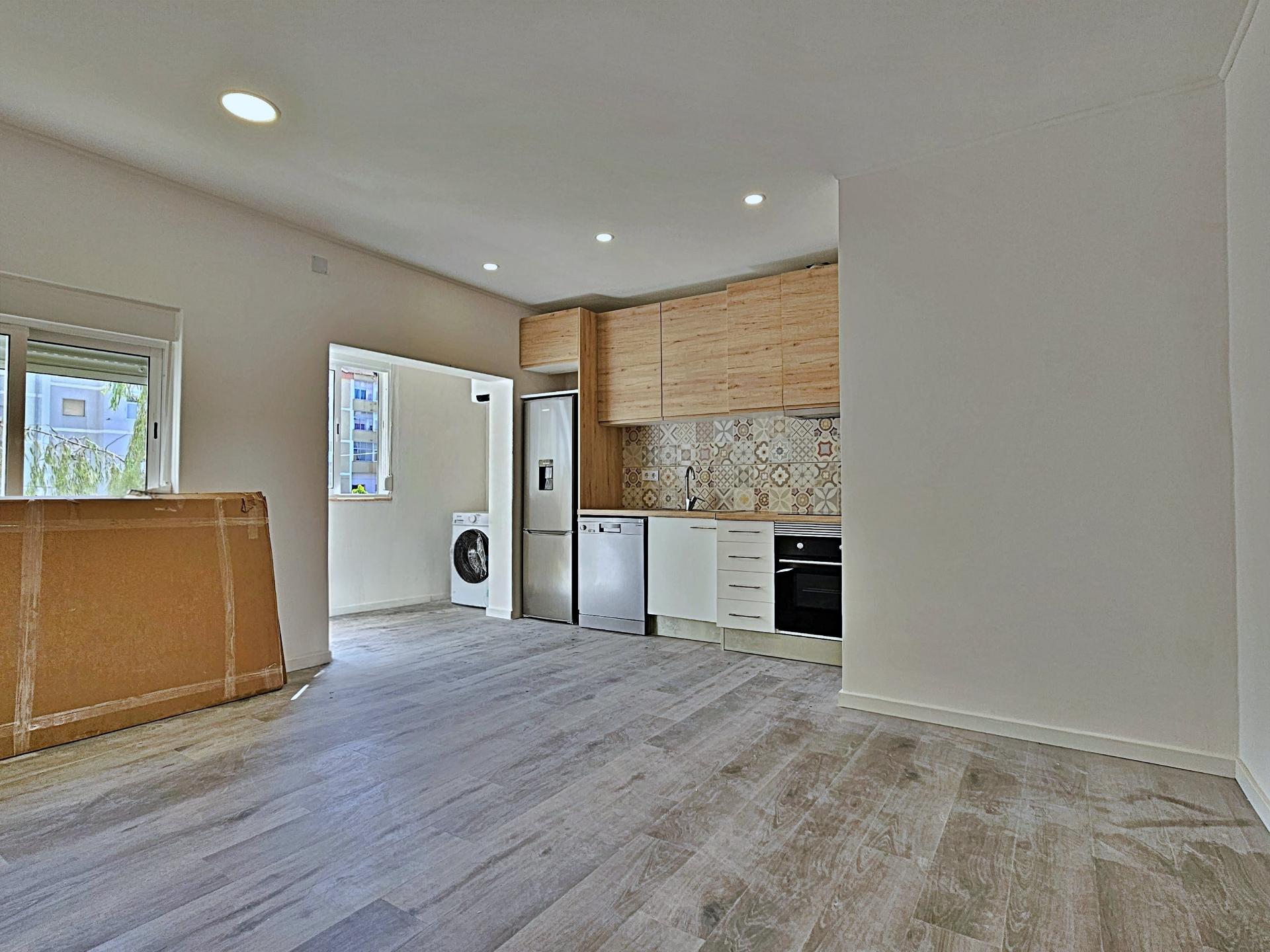 Apartamento T2 totalmente remodelado na Baixa da Banheira.