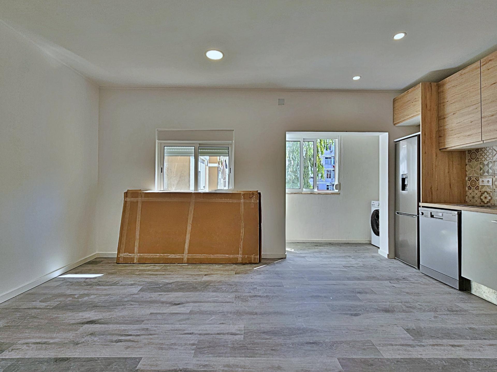 Apartamento T2 totalmente remodelado na Baixa da Banheira.