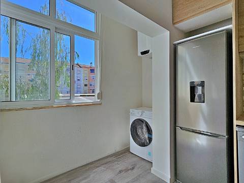 Apartamento T2 totalmente remodelado na Baixa da Banheira.