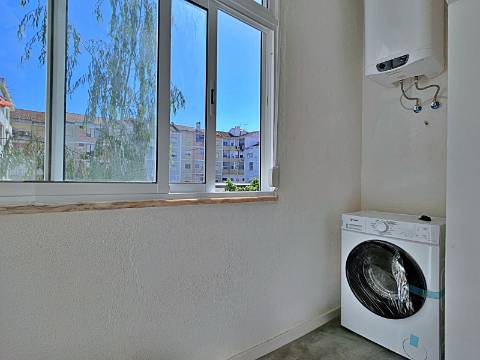 Apartamento T2 totalmente remodelado na Baixa da Banheira.