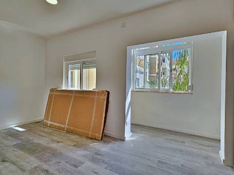 Apartamento T2 totalmente remodelado na Baixa da Banheira.