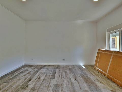 Apartamento T2 totalmente remodelado na Baixa da Banheira.