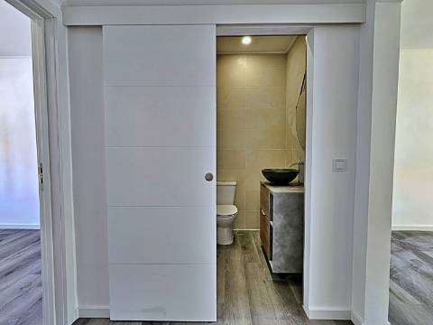 Apartamento T2 totalmente remodelado na Baixa da Banheira.