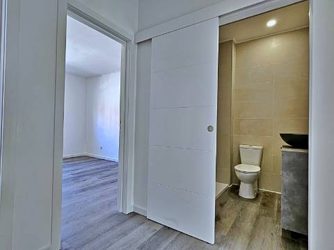 Apartamento T2 totalmente remodelado na Baixa da Banheira.