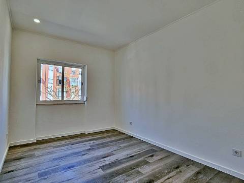 Apartamento T2 totalmente remodelado na Baixa da Banheira.