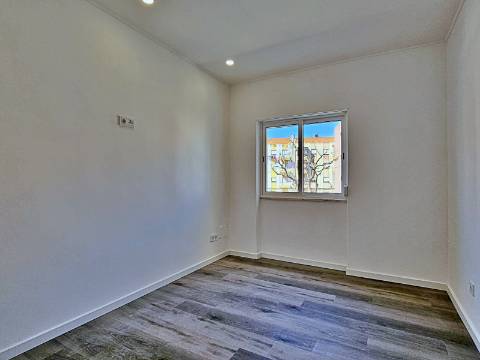 Apartamento T2 totalmente remodelado na Baixa da Banheira.