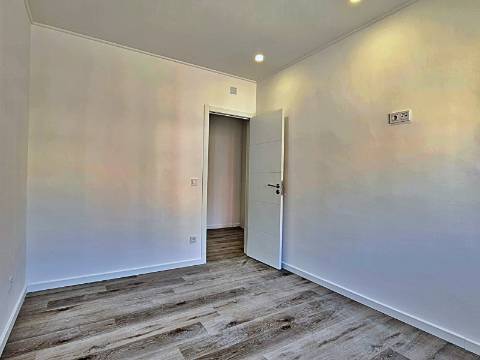 Apartamento T2 totalmente remodelado na Baixa da Banheira.