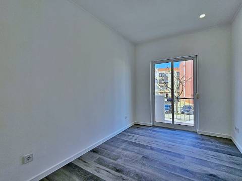 Apartamento T2 totalmente remodelado na Baixa da Banheira.