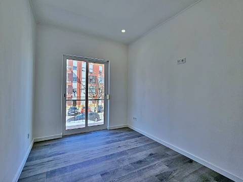 Apartamento T2 totalmente remodelado na Baixa da Banheira.