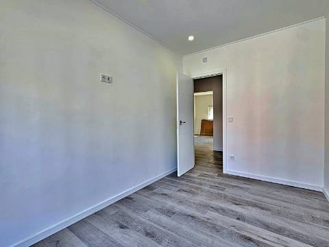 Apartamento T2 totalmente remodelado na Baixa da Banheira.