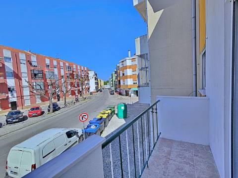 Apartamento T2 totalmente remodelado na Baixa da Banheira.