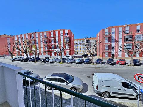 Apartamento T2 totalmente remodelado na Baixa da Banheira.