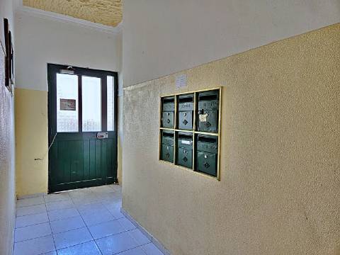 Apartamento T2 totalmente remodelado na Baixa da Banheira.