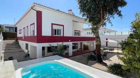 Moradia com 4 Suítes, Piscina e Cave em Azeitão