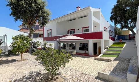 Moradia com 4 Suítes, Piscina e Cave em Azeitão