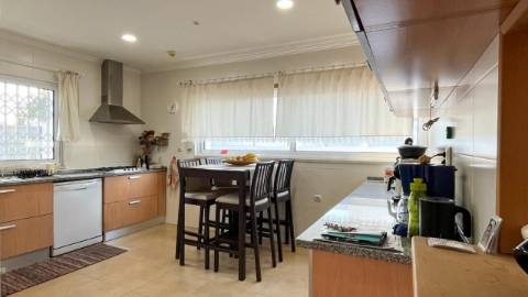 Moradia com 4 Suítes, Piscina e Cave em Azeitão