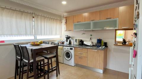 Moradia com 4 Suítes, Piscina e Cave em Azeitão