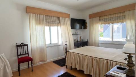 Moradia com 4 Suítes, Piscina e Cave em Azeitão