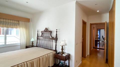 Moradia com 4 Suítes, Piscina e Cave em Azeitão