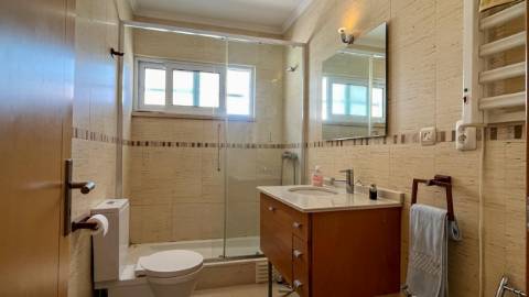 Moradia com 4 Suítes, Piscina e Cave em Azeitão