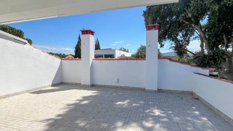 Moradia com 4 Suítes, Piscina e Cave em Azeitão