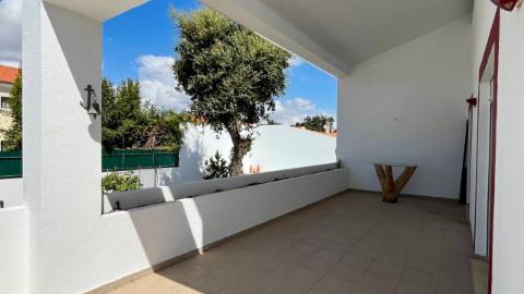 Moradia com 4 Suítes, Piscina e Cave em Azeitão