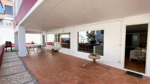 Moradia com 4 Suítes, Piscina e Cave em Azeitão