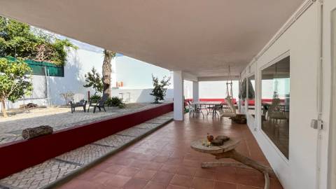 Moradia com 4 Suítes, Piscina e Cave em Azeitão