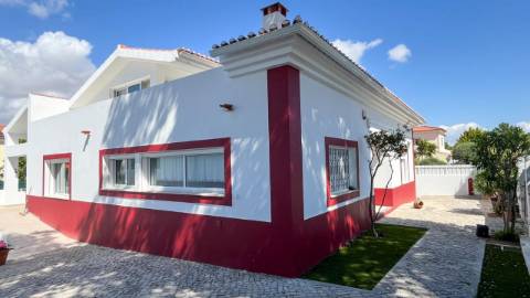 Moradia com 4 Suítes, Piscina e Cave em Azeitão