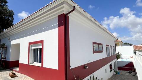 Moradia com 4 Suítes, Piscina e Cave em Azeitão