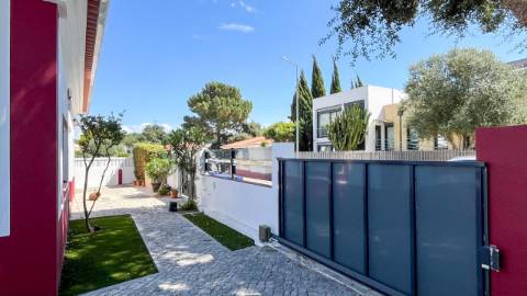 Moradia com 4 Suítes, Piscina e Cave em Azeitão