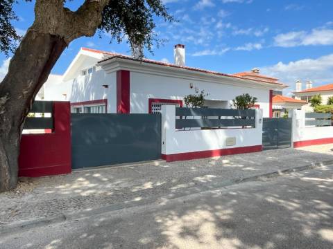 Moradia com 4 Suítes, Piscina e Cave em Azeitão