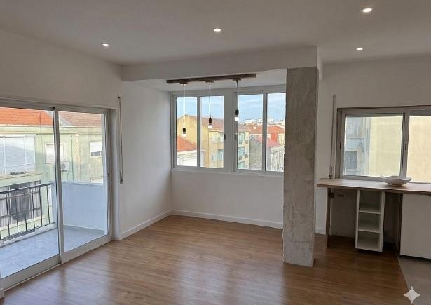 Apartamento T2 em Remodelação Total | 3 Varandas | Barreiro